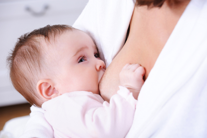 Osim pravilnog položaja važno je da beba zna pravilno primiti dojku