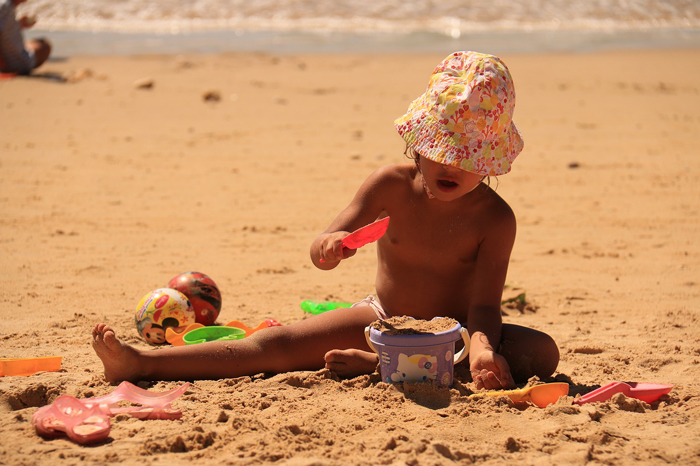 igra na plaži uz zaštitu od sunca